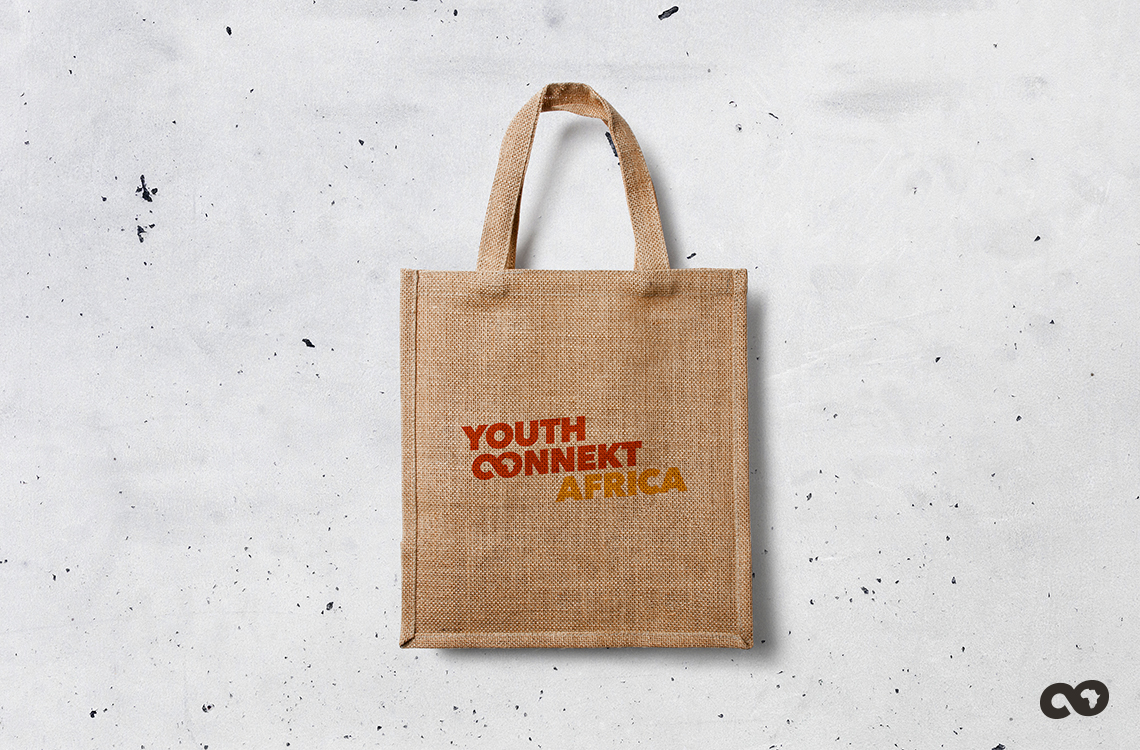 Application de la charte graphique Youth Connekt Africa sur un sac